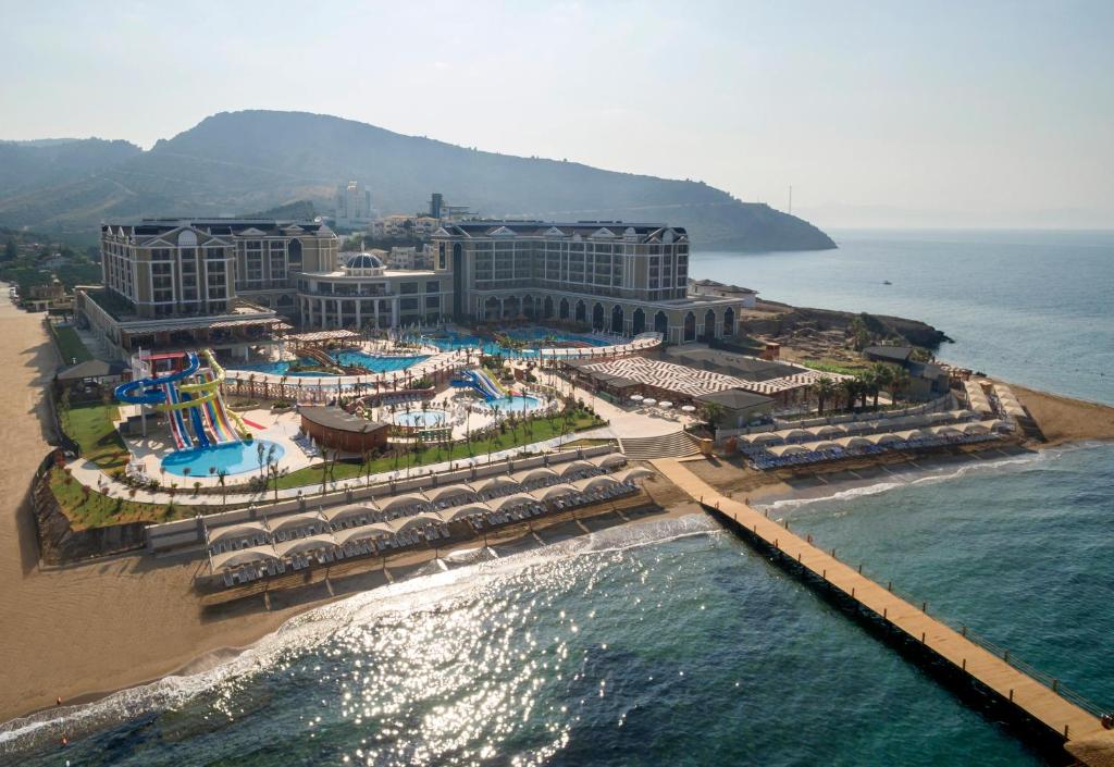 奥兹德雷Sunis Efes Royal Palace Resort & Spa的海滩上的度假村的空中景致