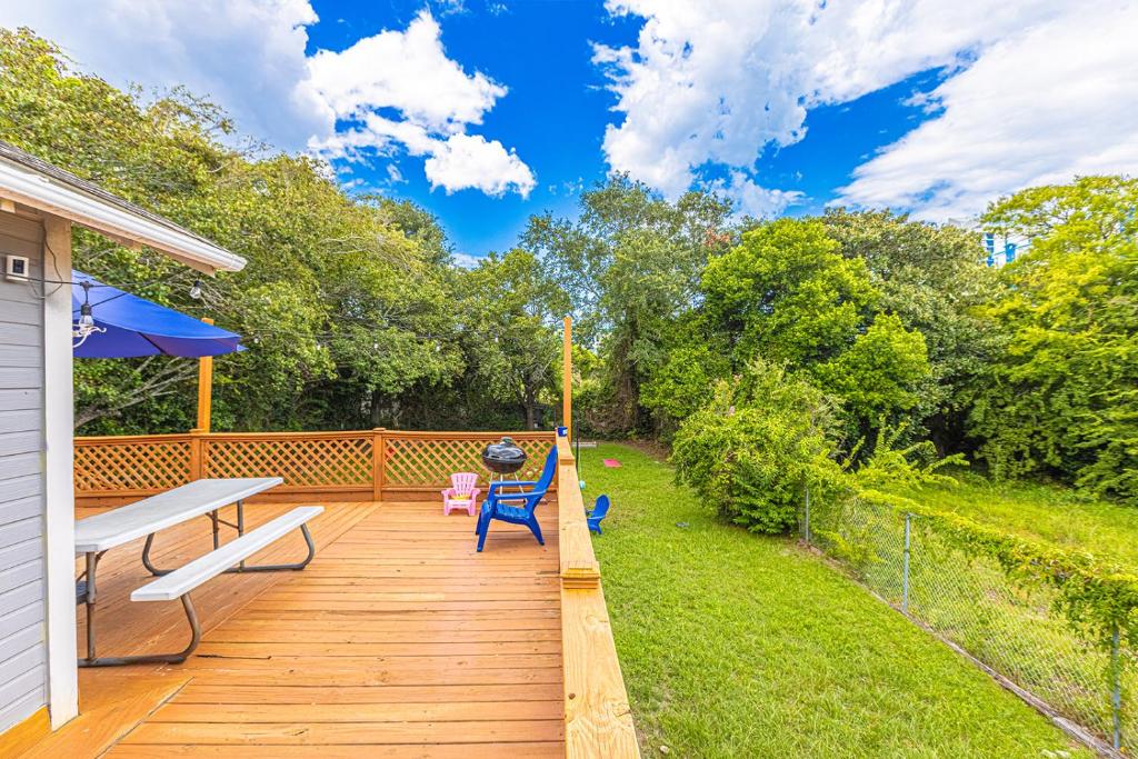 Gorgeous Centrally Located Ocean View 2 King, Huge Private Yard &amp; Deck, Firepit, BBQ, &amp; Game Tables外面的花园