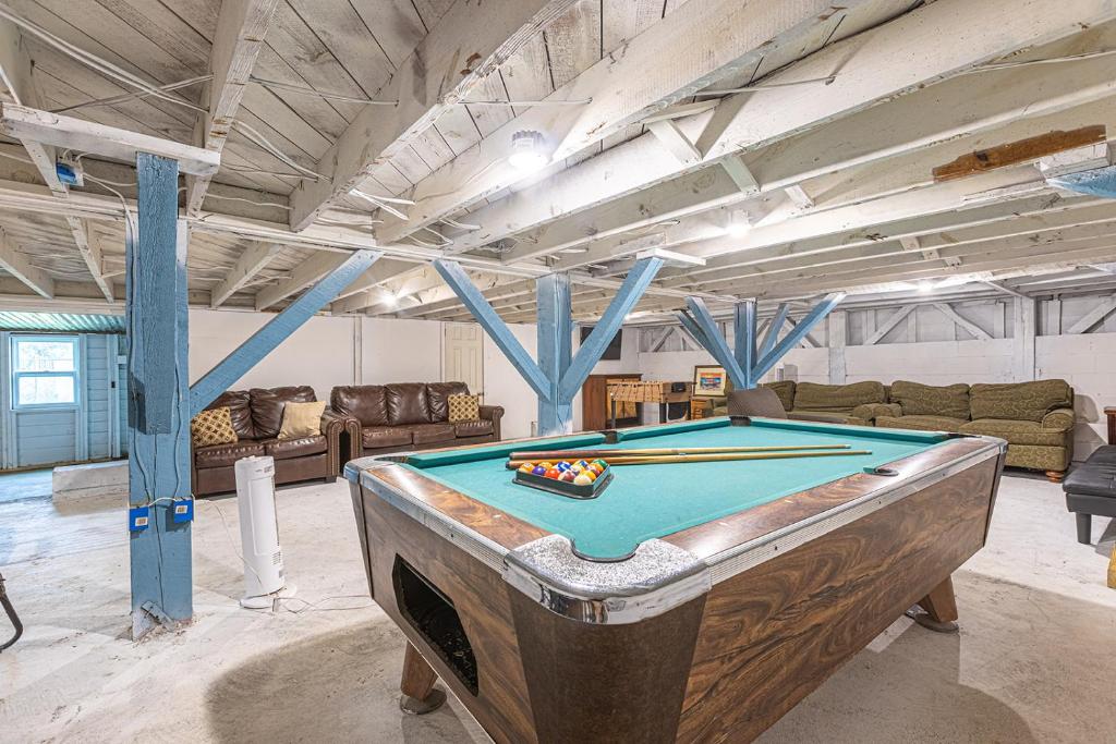 默特尔比奇Gorgeous Centrally Located Ocean View 2 King, Huge Private Yard &amp; Deck, Firepit, BBQ, &amp; Game Tables的一间有台球桌的大房间