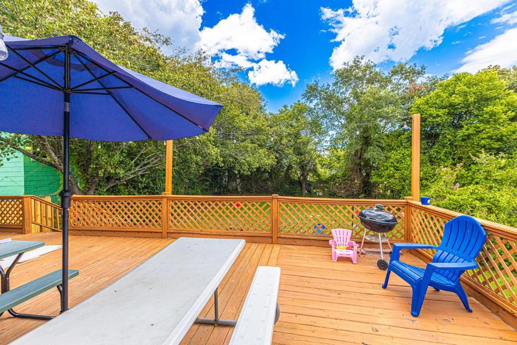 Gorgeous Centrally Located Ocean View 2 King, Huge Private Yard &amp; Deck, Firepit, BBQ, &amp; Game Tables外面的花园