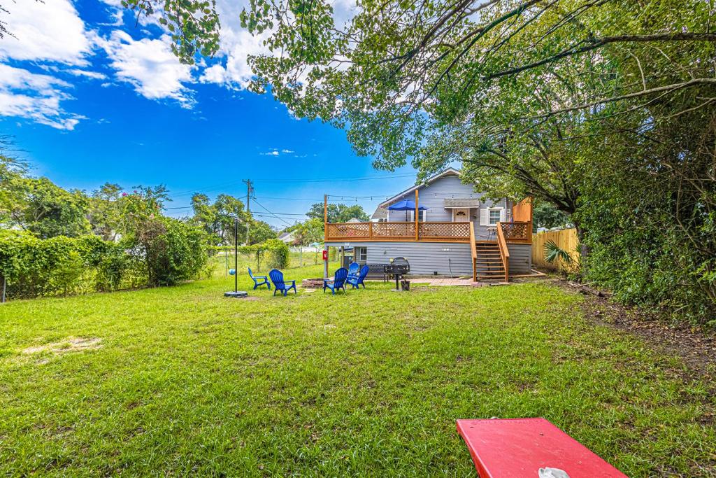 Gorgeous Centrally Located Ocean View 2 King, Huge Private Yard &amp; Deck, Firepit, BBQ, &amp; Game Tables外面的花园