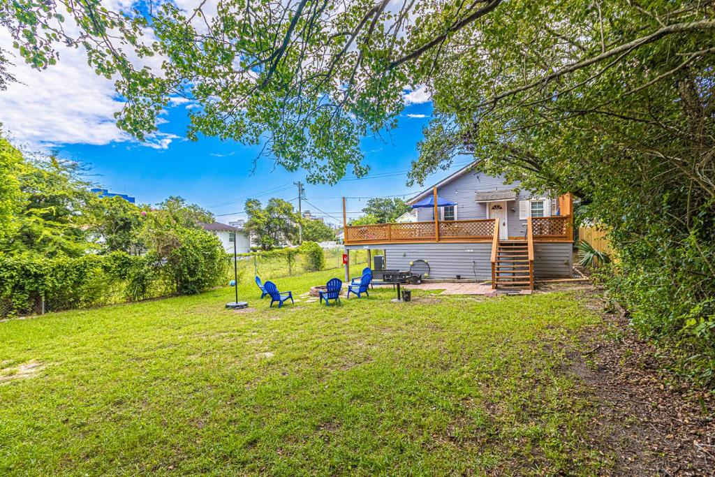 Gorgeous Centrally Located Ocean View 2 King, Huge Private Yard &amp; Deck, Firepit, BBQ, &amp; Game Tables外面的花园