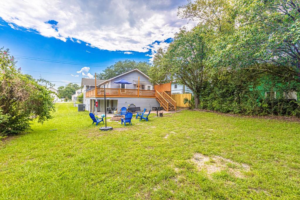 Gorgeous Centrally Located Ocean View 2 King, Huge Private Yard &amp; Deck, Firepit, BBQ, &amp; Game Tables外面的花园