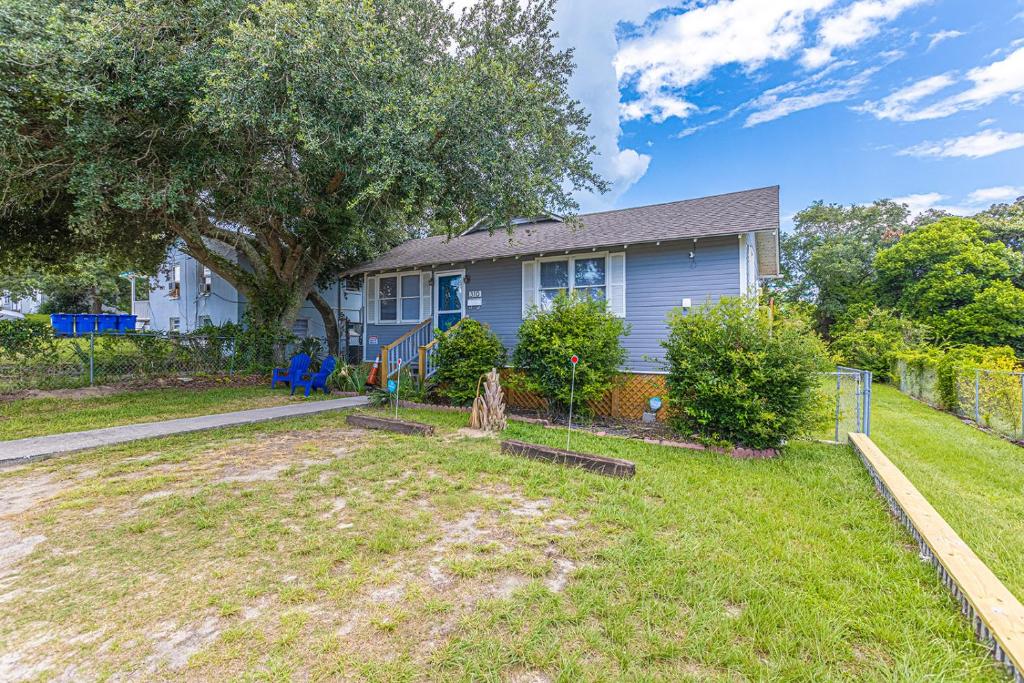 Gorgeous Centrally Located Ocean View 2 King, Huge Private Yard &amp; Deck, Firepit, BBQ, &amp; Game Tables外面的花园