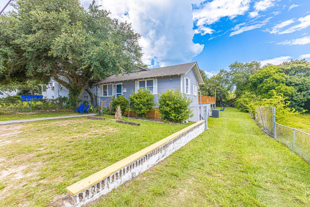 Gorgeous Centrally Located Ocean View 2 King, Huge Private Yard &amp; Deck, Firepit, BBQ, &amp; Game Tables外面的花园