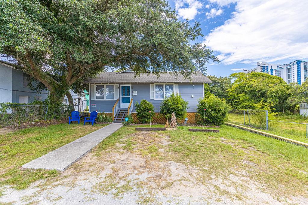 Gorgeous Centrally Located Ocean View 2 King, Huge Private Yard &amp; Deck, Firepit, BBQ, &amp; Game Tables外面的花园