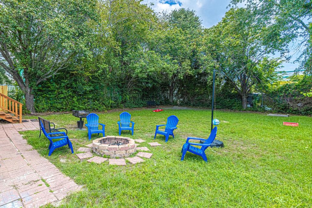 Gorgeous Centrally Located Ocean View 2 King, Huge Private Yard &amp; Deck, Firepit, BBQ, &amp; Game Tables外面的花园