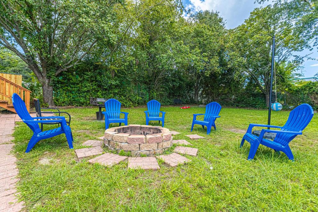 Gorgeous Centrally Located Ocean View 2 King, Huge Private Yard &amp; Deck, Firepit, BBQ, &amp; Game Tables外面的花园