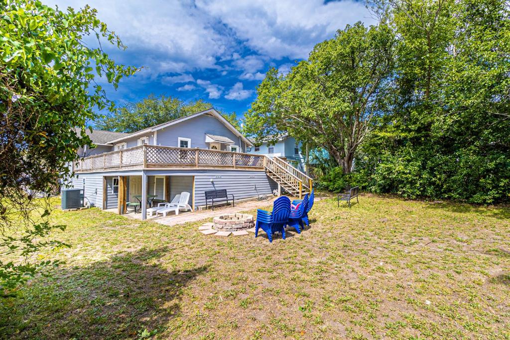 Gorgeous Centrally Located Ocean View 2 King, Huge Private Yard &amp; Deck, Firepit, BBQ, &amp; Game Tables外面的花园