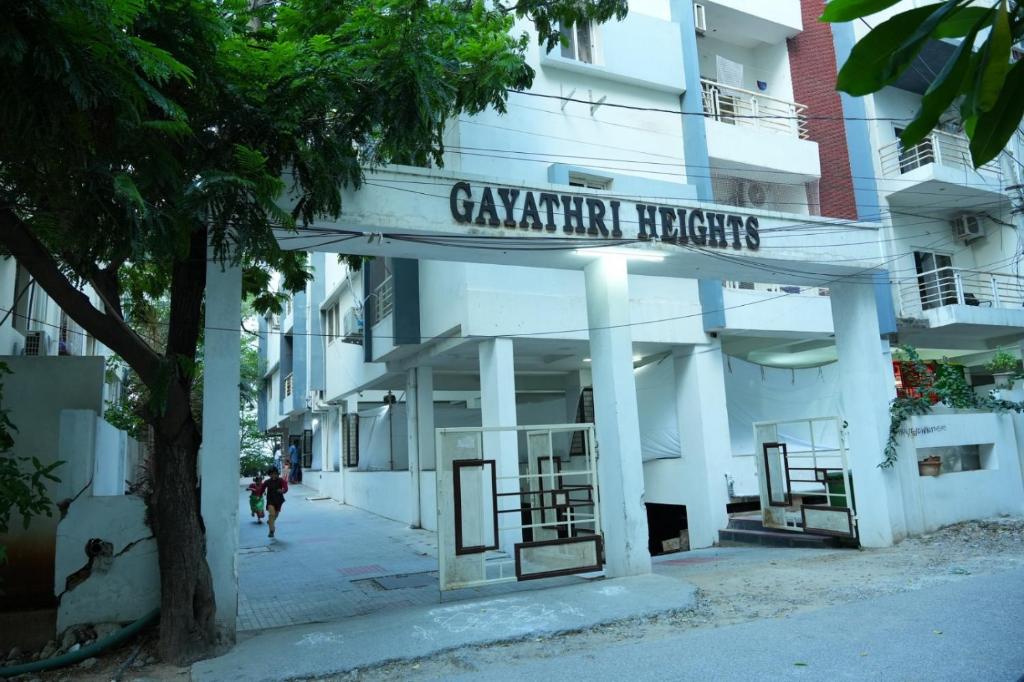 海得拉巴GAYATHRI HEIGHTS SERVICED APARTMENTS & APARTMENT HOTEL In HYDERABAD的一座有标语的建筑,上面有草原护士的读物