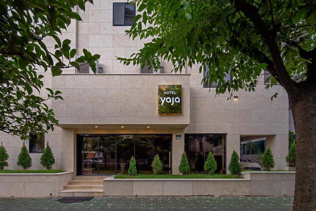 木浦市Hotel Yaja Mokpo Peace Square的一座建筑,上面有读新Yvp的标志