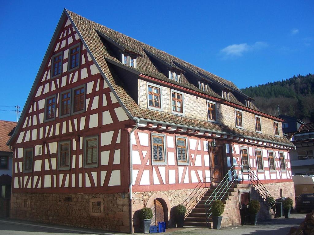 Heiligkreuzsteinach罗特罗威住宿加早餐旅馆的一座棕色和白色的建筑