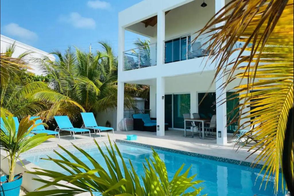 Long Bay HillsModern villas at Grace Bay, Turks and Caicos Islands的一座带游泳池和房子的别墅