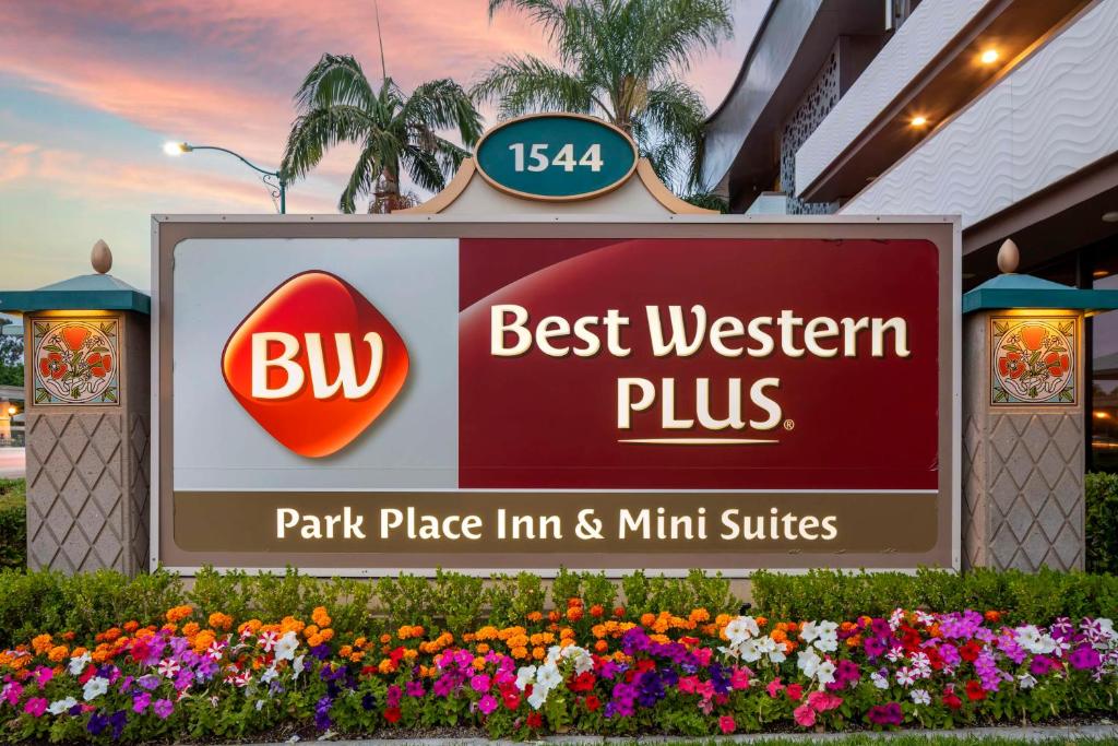 安纳海姆Best Western Plus Park Place Inn - Mini Suites的最佳西方加公园住宿加迷你套房的标志
