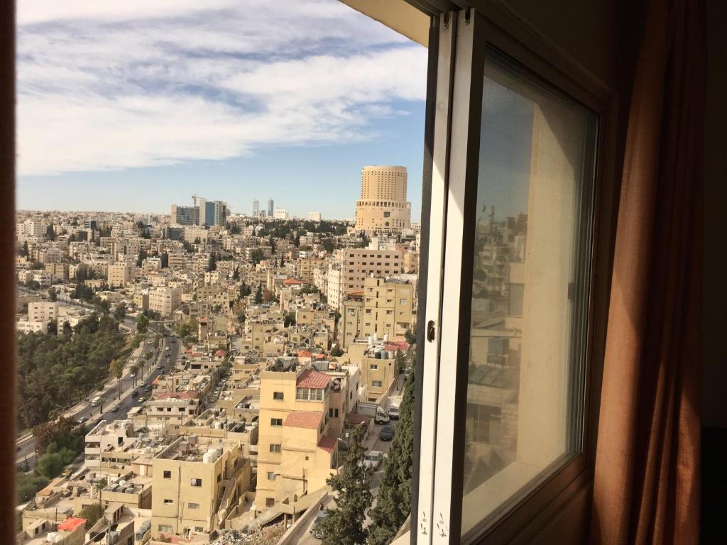安曼扎伊娜广场酒店的从窗户可欣赏到城市美景