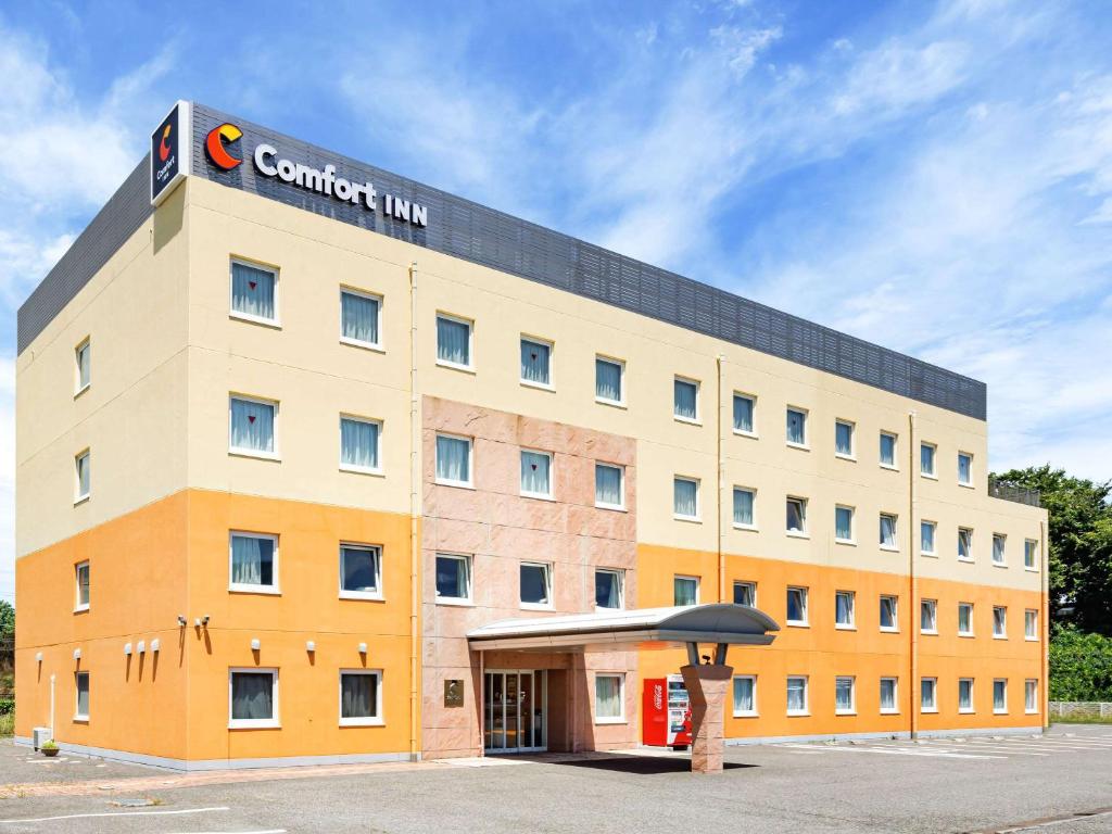 盐尻市Comfort Inn Shiojiri Kita Inter的上面有标志的建筑