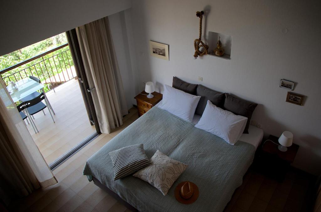 梅加利阿莫斯安娜别墅的一间带大床的卧室和一个阳台