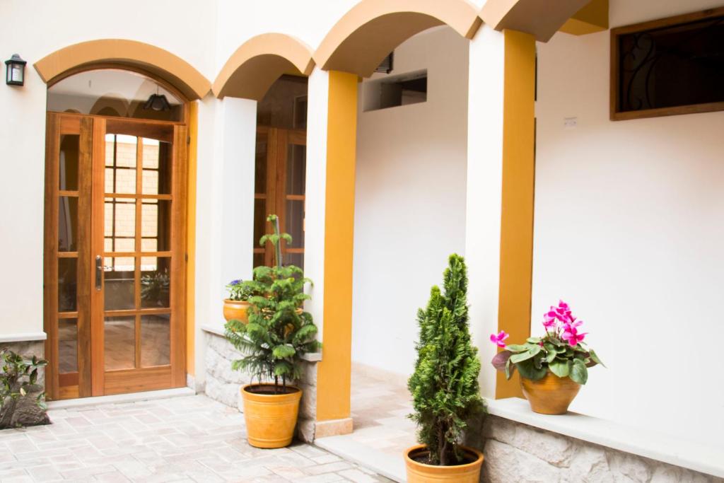 瓦拉斯西扎派如阿纳酒店的建筑前方种有盆栽植物的庭院