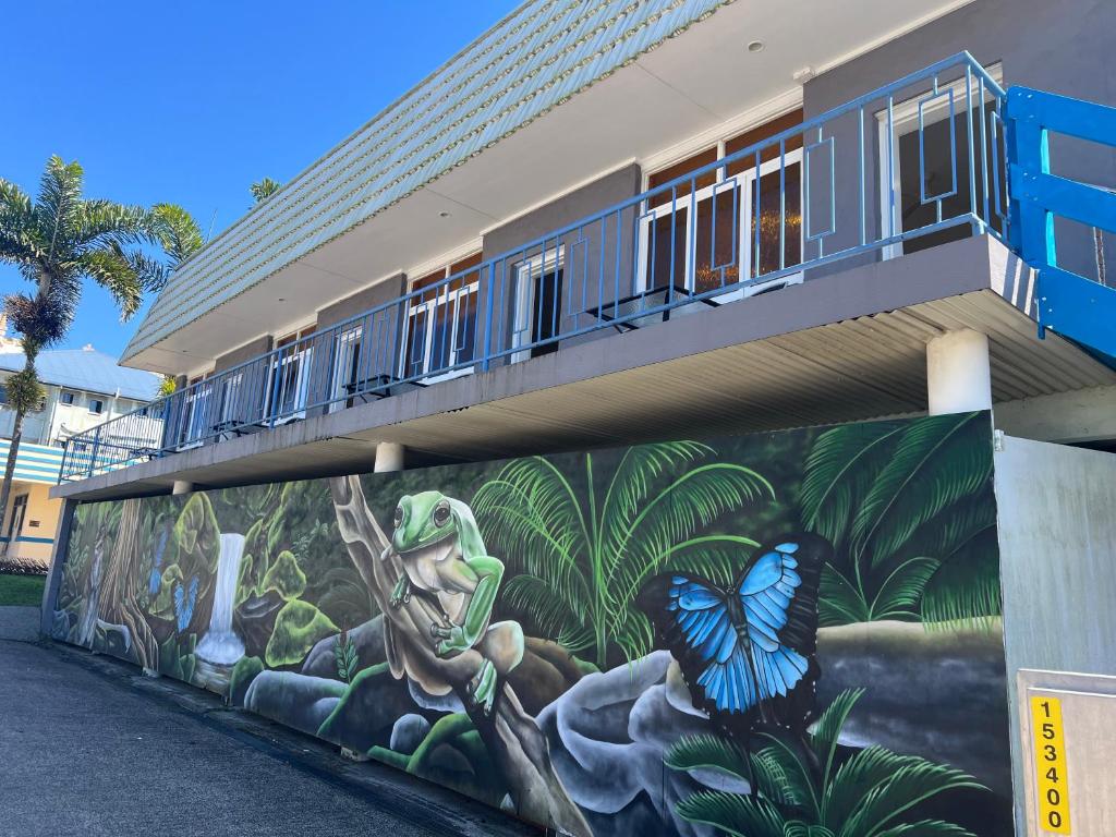 因尼斯费尔Innisfail Riverfront Motel的蝴蝶的建筑一侧的壁画