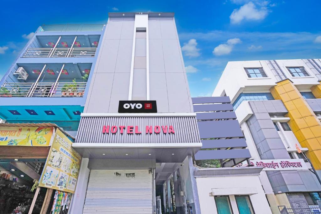 赖布尔Hotel O Nova的建筑上标有酒店小食标志