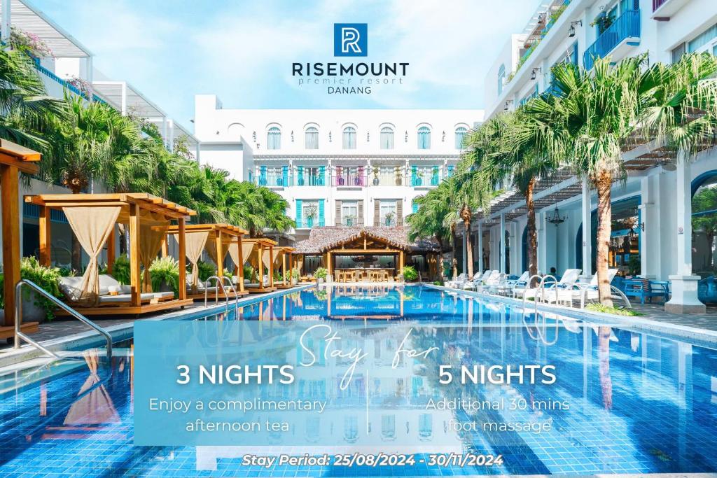 岘港Risemount Premier Resort Da Nang的rss resort singapore酒店游泳池的景色