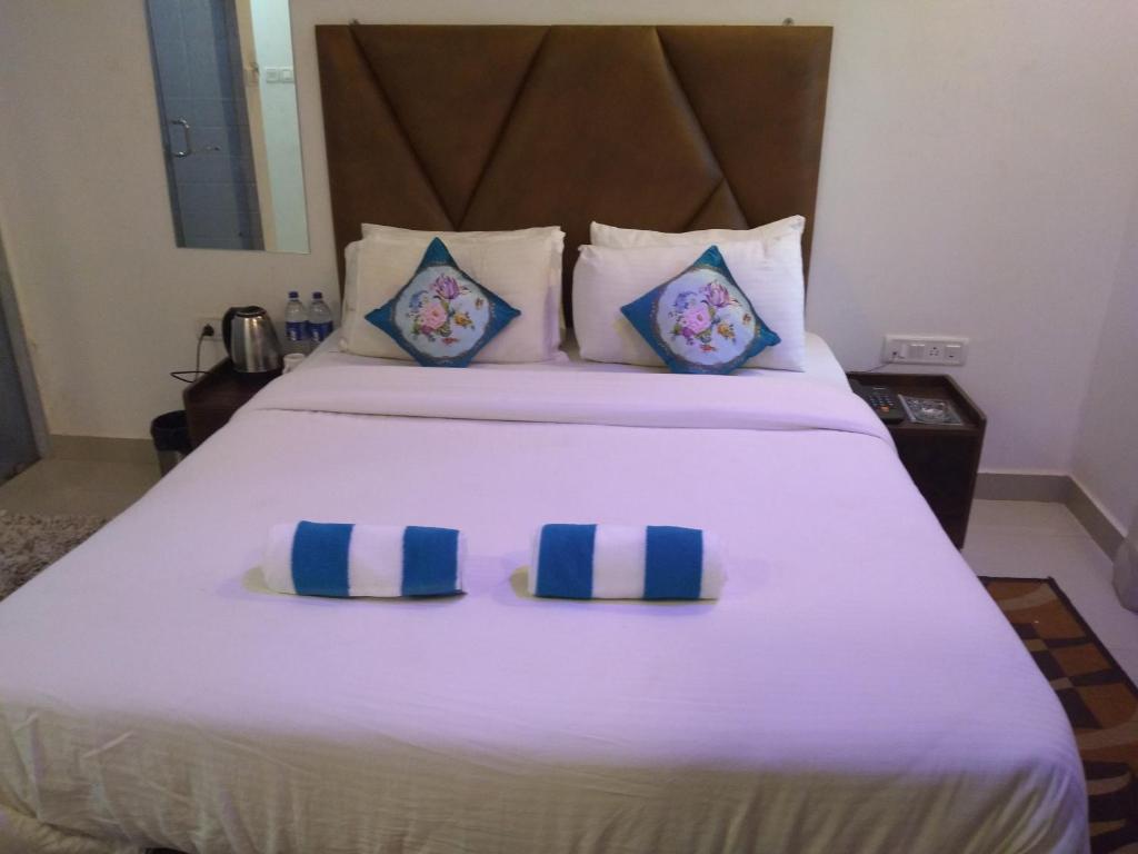 The Balaji inn Baga客房内的一张或多张床位