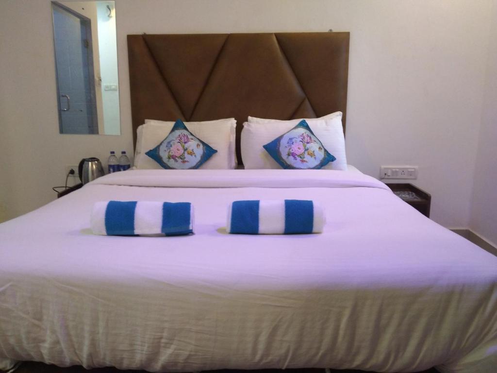 The Balaji inn Baga客房内的一张或多张床位