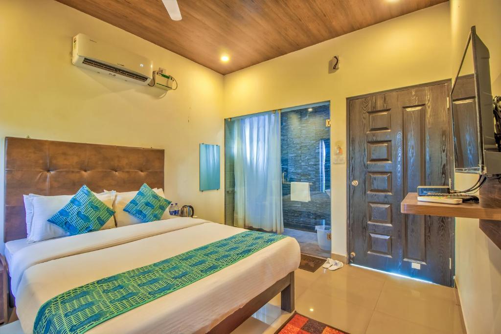 The Balaji inn Baga客房内的一张或多张床位