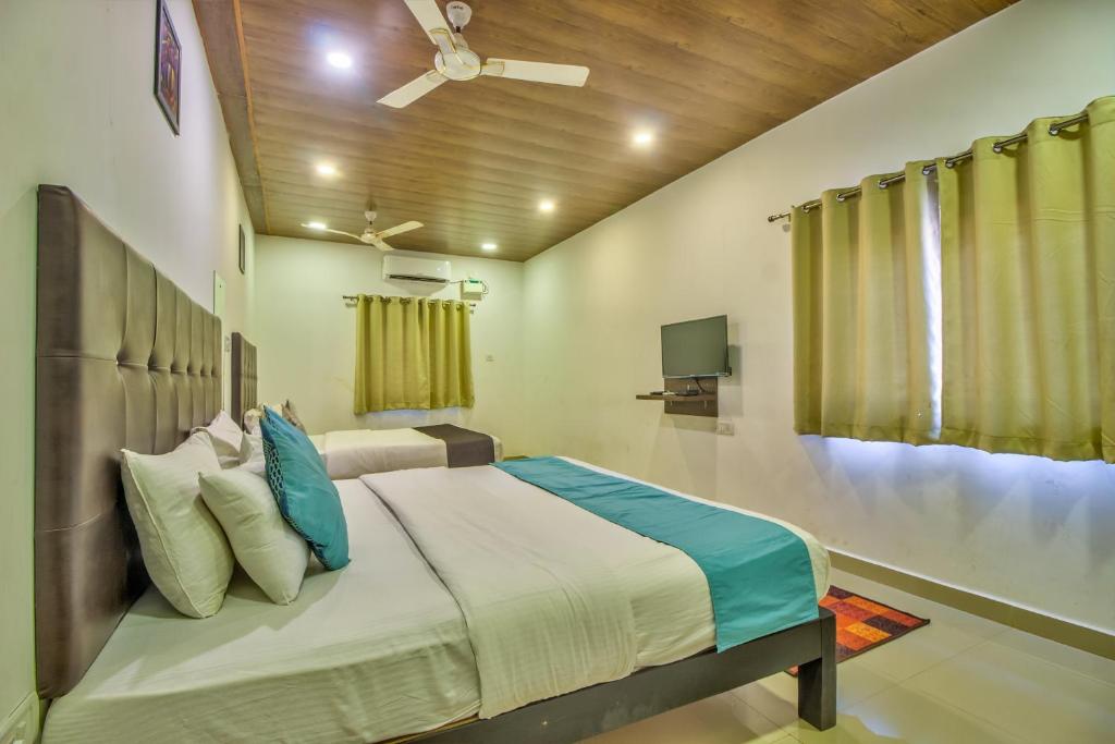 The Balaji inn Baga客房内的一张或多张床位