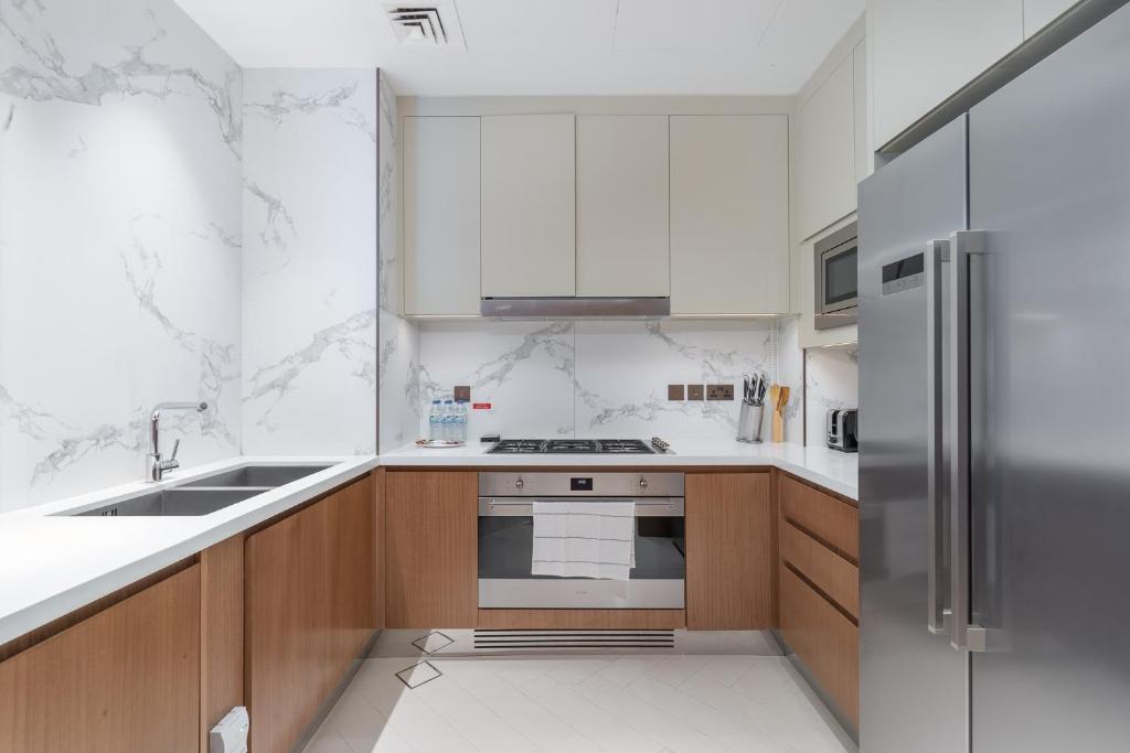 Address Residences Dubai Opera - Burj Khalifa City Views 1, 2, &amp; 3-Bedroom Apartment 1 minute walk to Burj Khalifa, Dubai Mall, Dubai Fountain by Heaven Crest的厨房或小厨房
