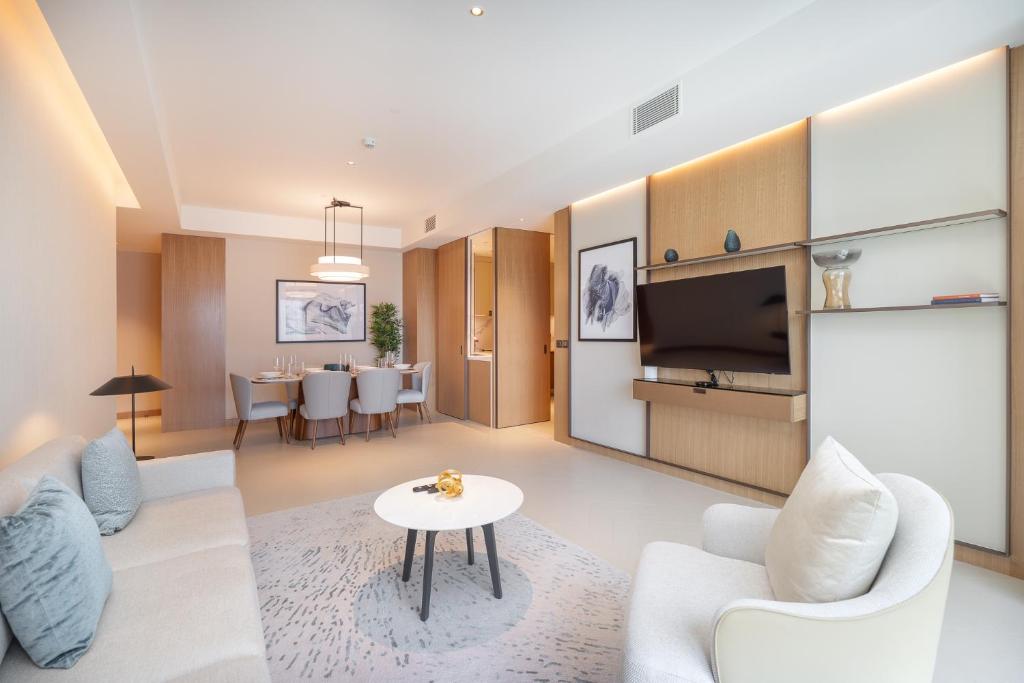 Address Residences Dubai Opera - Burj Khalifa City Views 1, 2, &amp; 3-Bedroom Apartment 1 minute walk to Burj Khalifa, Dubai Mall, Dubai Fountain by Heaven Crest的电视和&#47;或娱乐中心