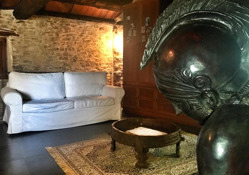 阿尼奥内洛坎达拉坎帕娜酒店的客厅配有头和沙发雕像