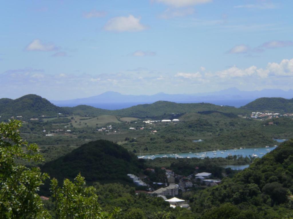 勒马兰Abri Gens Libres的享有山谷、河流和山脉的美景。