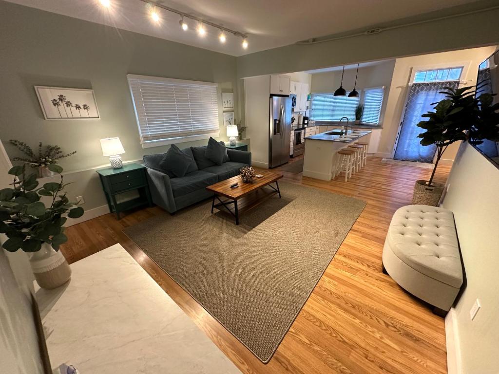 纽波特Unique 2 Bed 1 Bath Off Broadway的客厅配有沙发和桌子