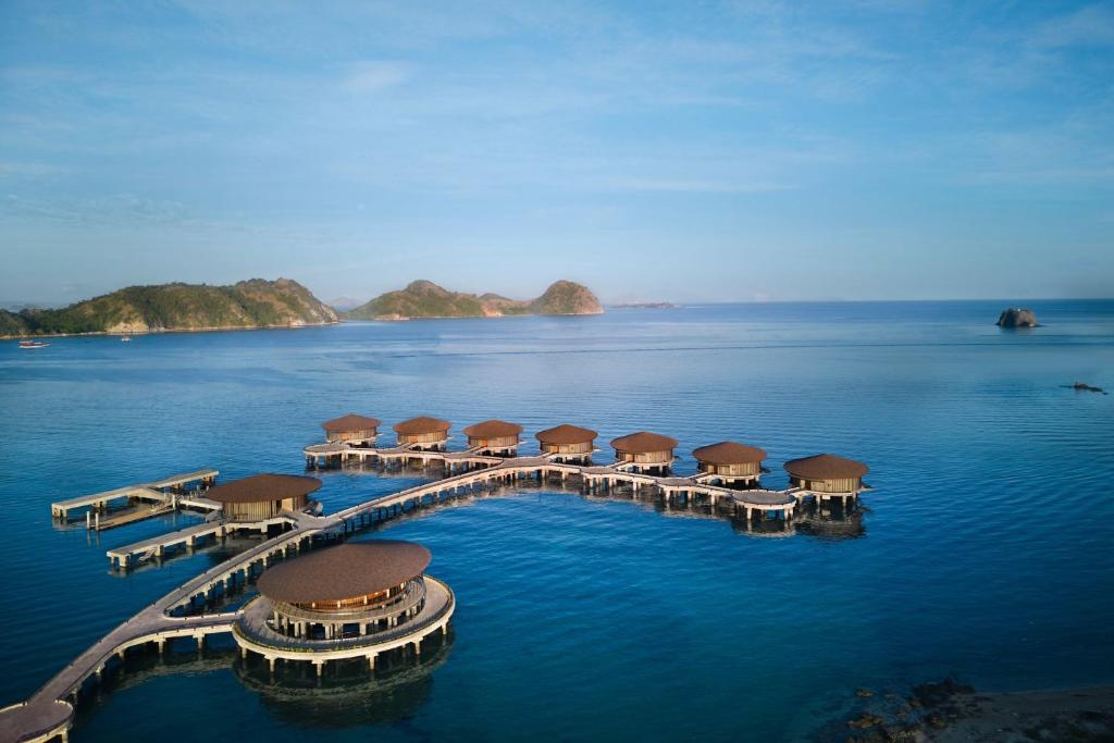 纳闽巴霍TA’AKTANA, a Luxury Collection Resort & Spa, Labuan Bajo的水上度假村的空中景观