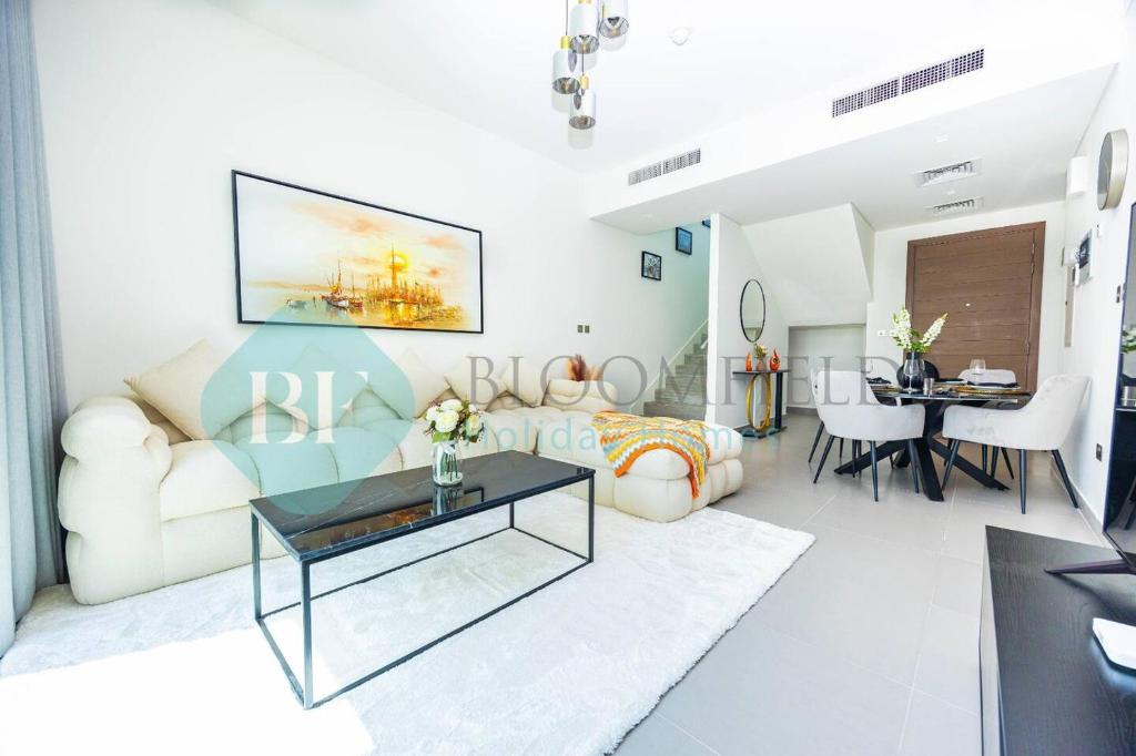 阿布扎比Bloomfields 3br Townhouse Noya In Yas Island的客厅配有沙发和桌子