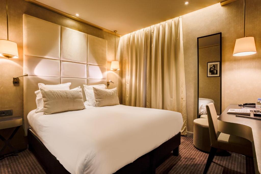 巴黎巴黎阿尔莫尼酒店的酒店客房设有一张大床和一张书桌。