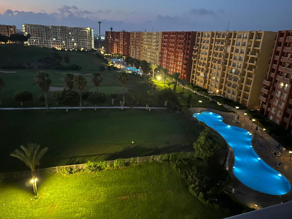 阿莱曼Golf Porto New Alamein的夜晚城市的空中景观