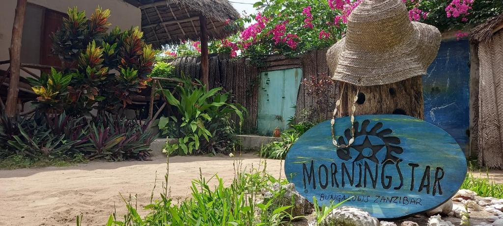 马特姆维Morningstar Bungalows Zanzibar的树上条纹的标志