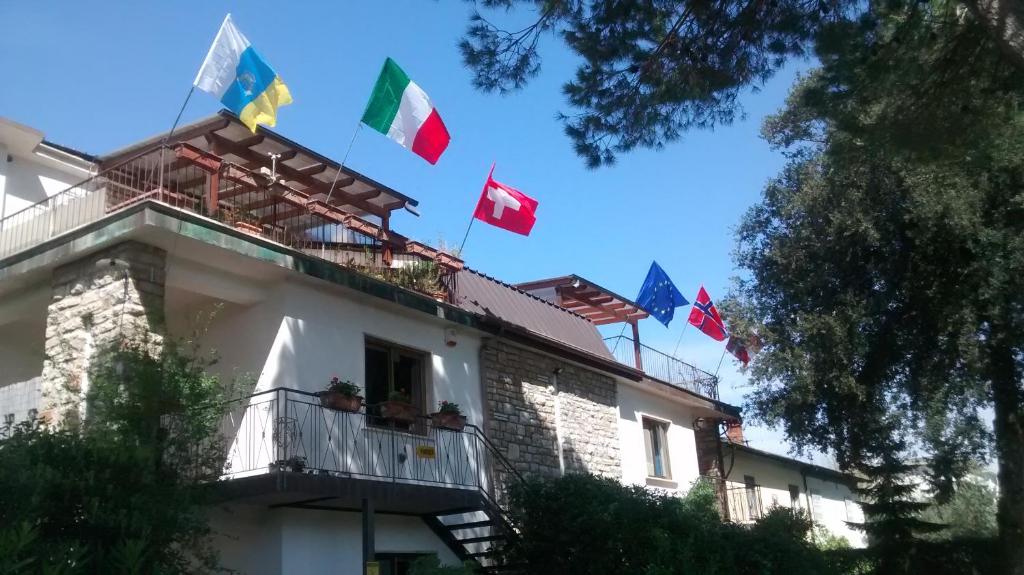 蒂勒尼亚Casa Furrer的上面有旗帜的建筑