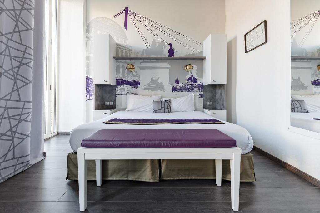 里昂里昂卢米埃拉格朗日公寓式酒店的白色卧室配有一张带紫色床单的大床