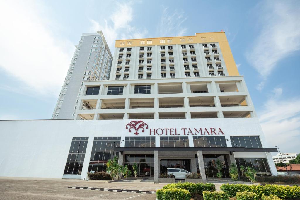 马六甲Hotel Tamara Melaka的塔马拉帕酒店在大楼前展示