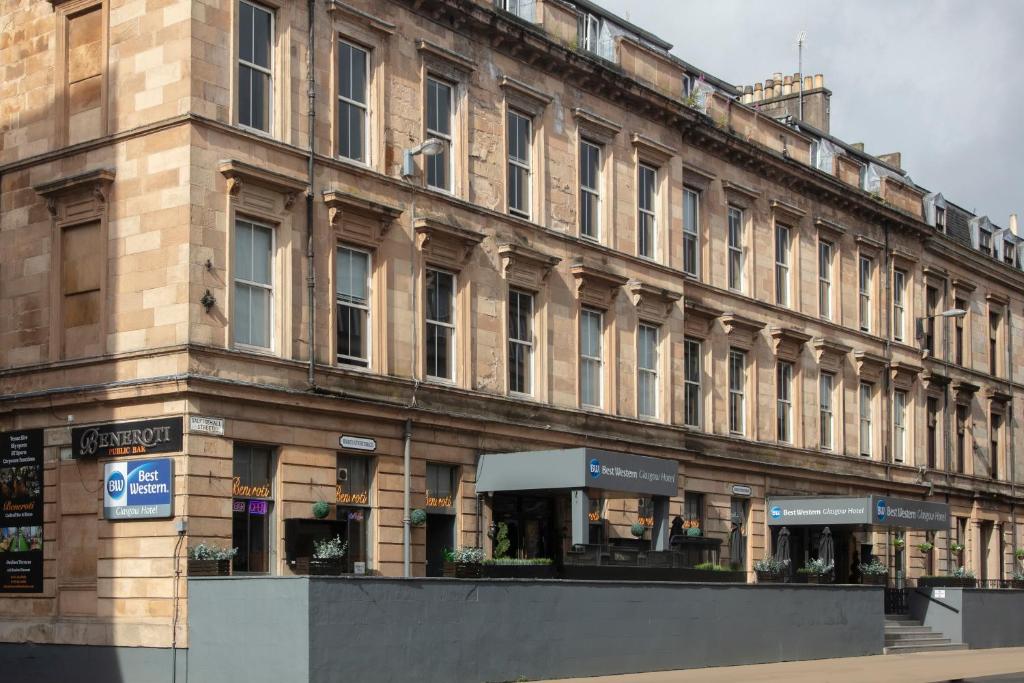 格拉斯哥Best Western Glasgow Hotel的前面街道上一座大建筑