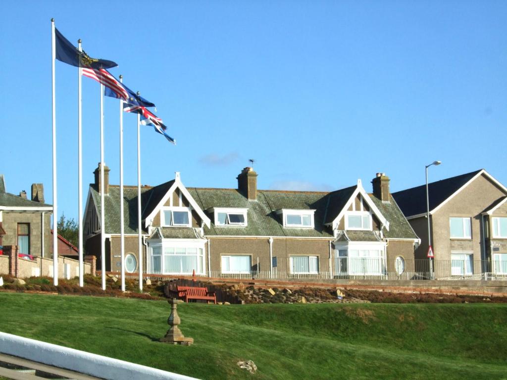 洛西茅斯Links Lodge的前面有旗帜的大房子