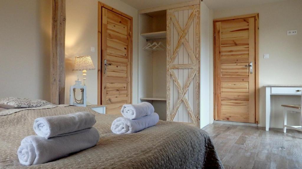 图霍拉Dworek Wymysłowo的一间卧室配有两张带毛巾的床