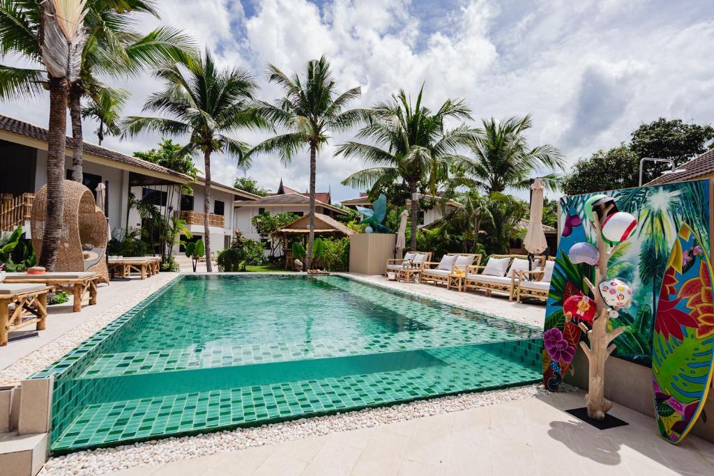 苏梅岛Tulum Villa Resort的棕榈树度假村内的游泳池