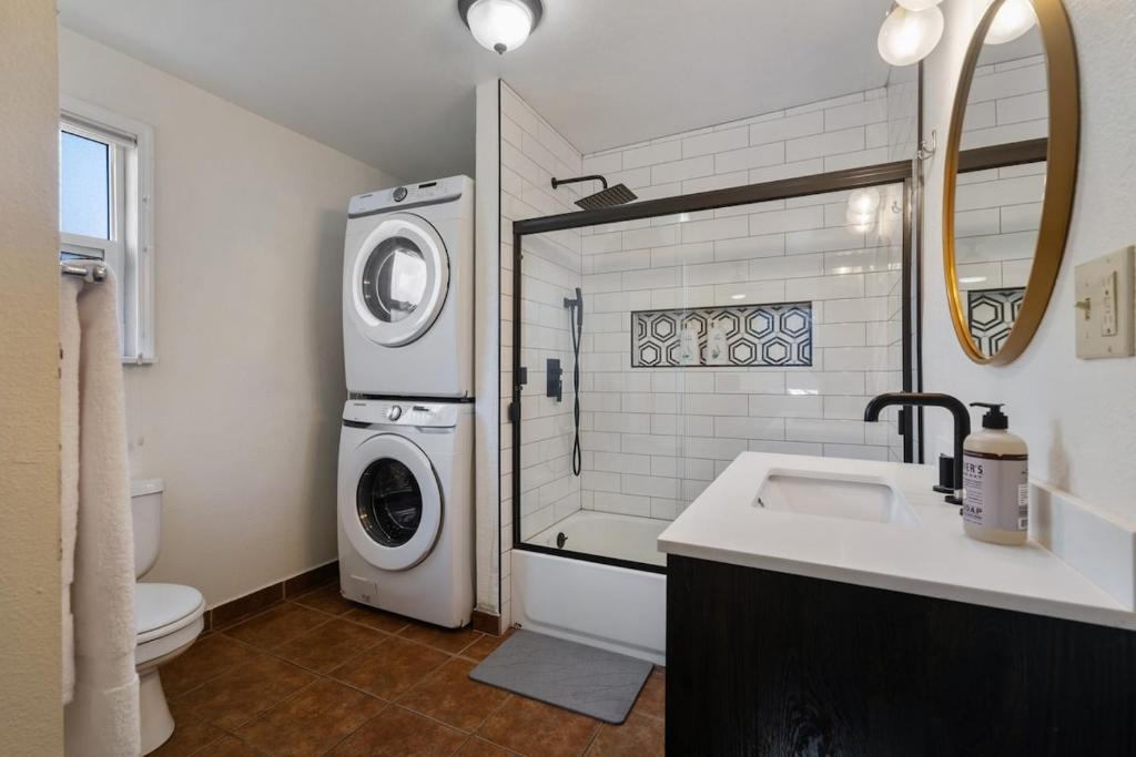 Downtown Cottage blocks from Petco Park的一间浴室