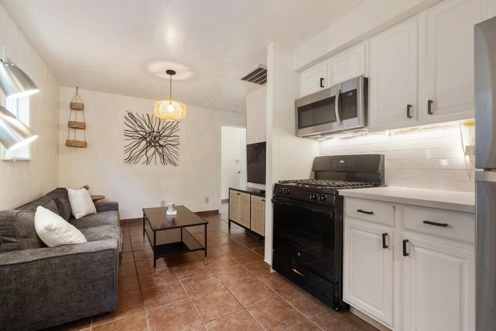 Downtown Cottage blocks from Petco Park的厨房或小厨房