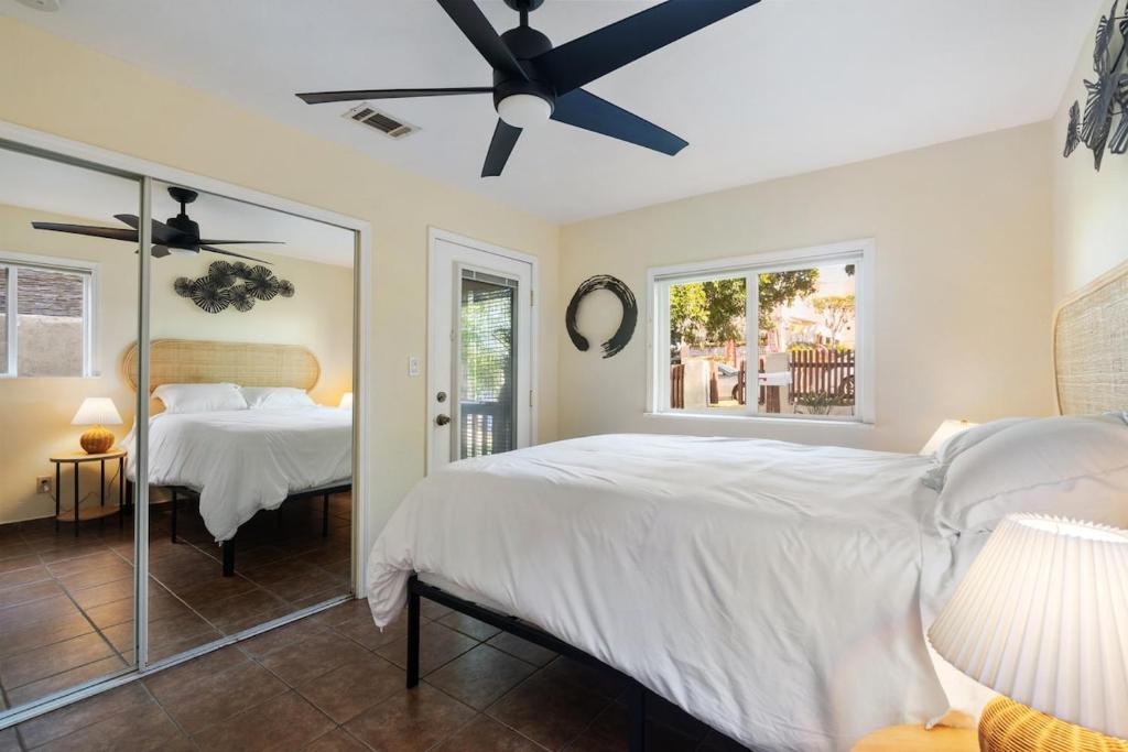 Downtown Cottage blocks from Petco Park客房内的一张或多张床位