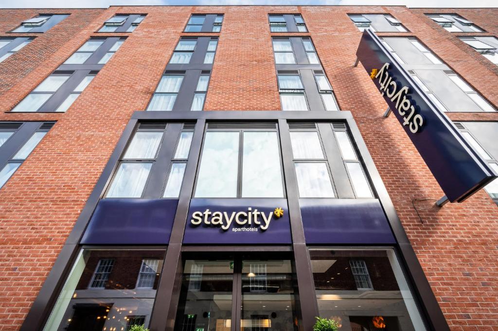 伯明翰Staycity Aparthotels Birmingham Jewellery Quarter的建筑的侧面有标志